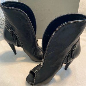 Alexander McQueen Black Skull Leather Zipper Booties - US 7.5 - Mint Condition